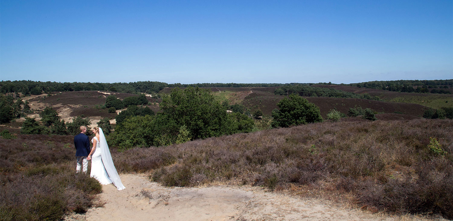 bruidspaar op de heide