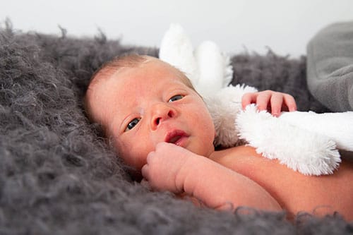 fotoshoot newborn op dekentje