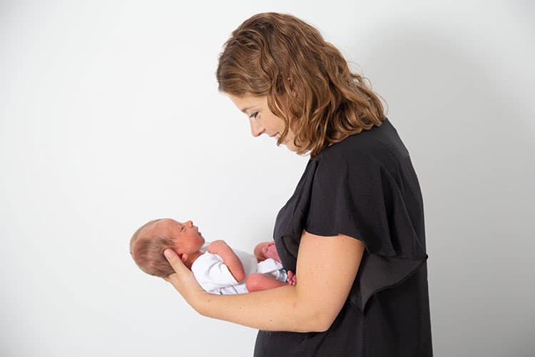 newborn fotoshoot met moeder