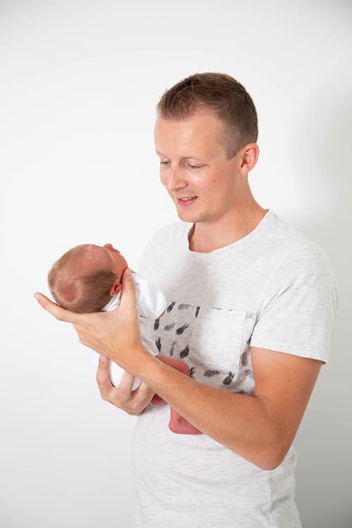 newbornfotoshoot met papa