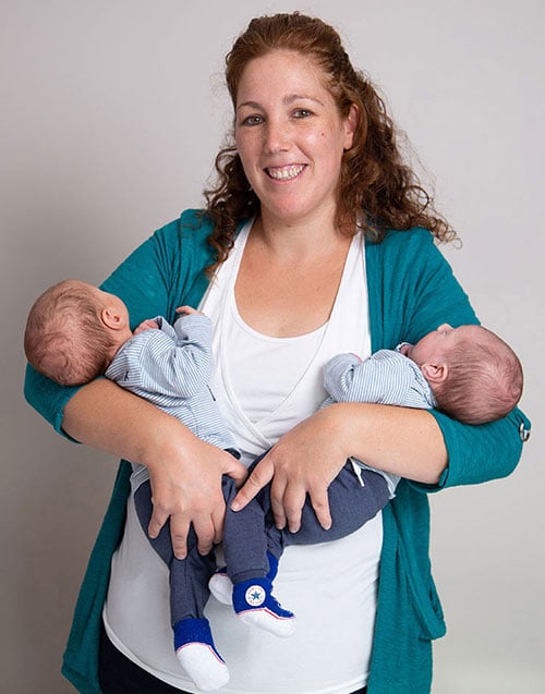 newbornshoot tweeling met moeder