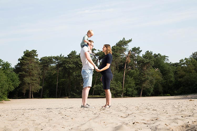 fotoshoot zwangerschap met gezin