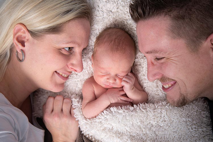 newborn fotoshoot met papa en mama