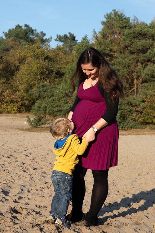 moeder zoon zwangerschapshoot