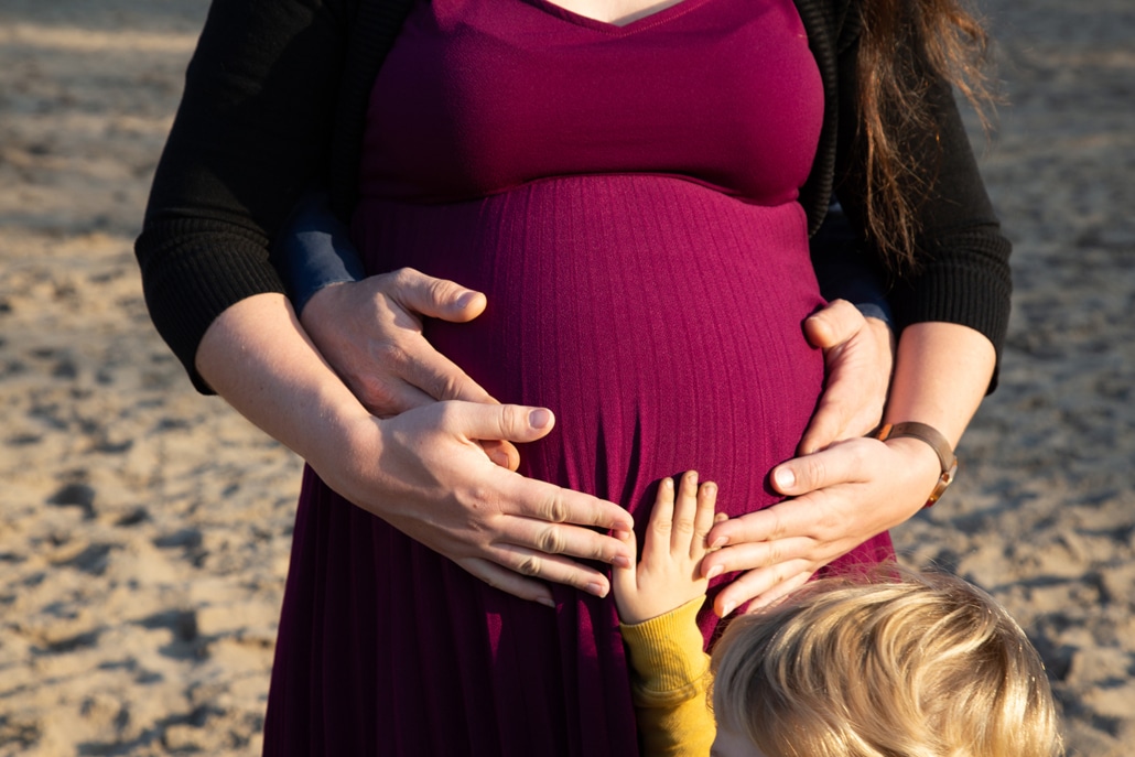Twee Handen Op Een Buik