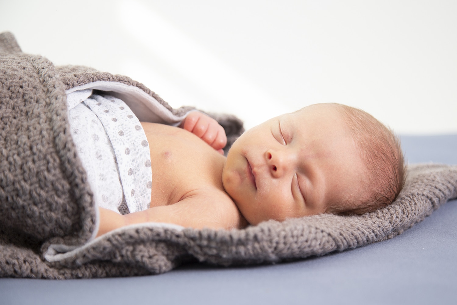 Professionele newborn shoot uden thuis