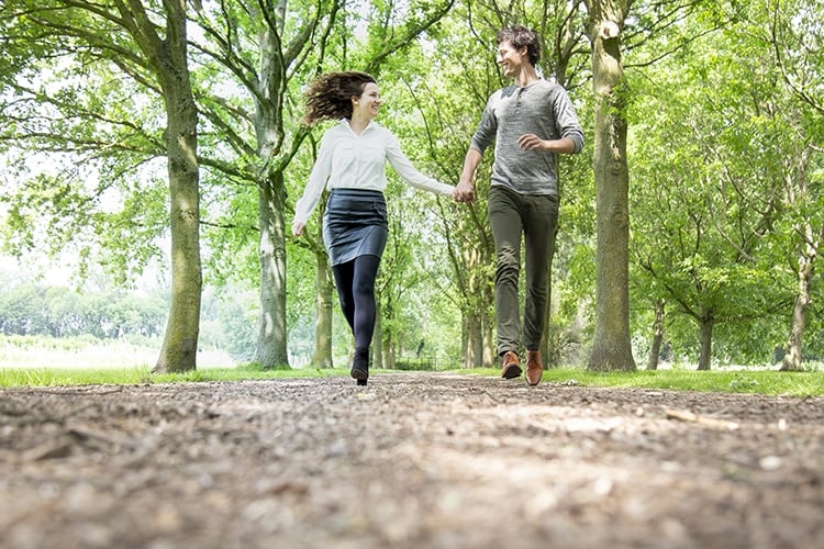 rennen in het bos loveshoot