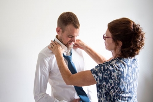 zoon moeder aankleden bruiloft fotograaf