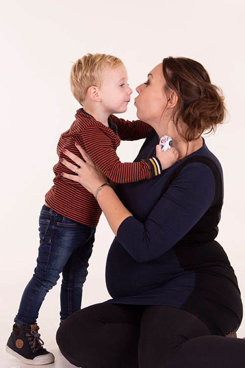 moeder zoon zwangerschapsfoto