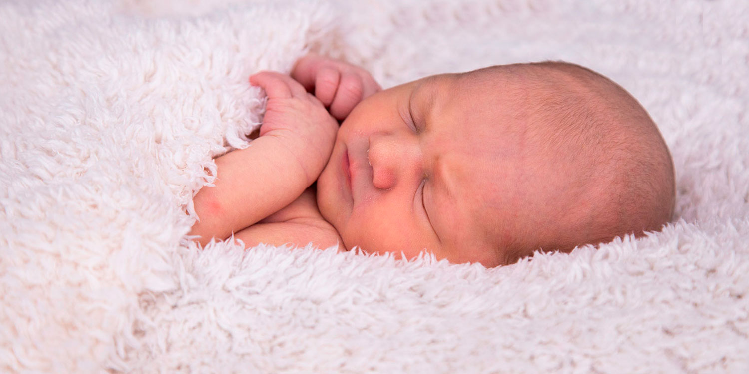 newborn foto's met grote zus