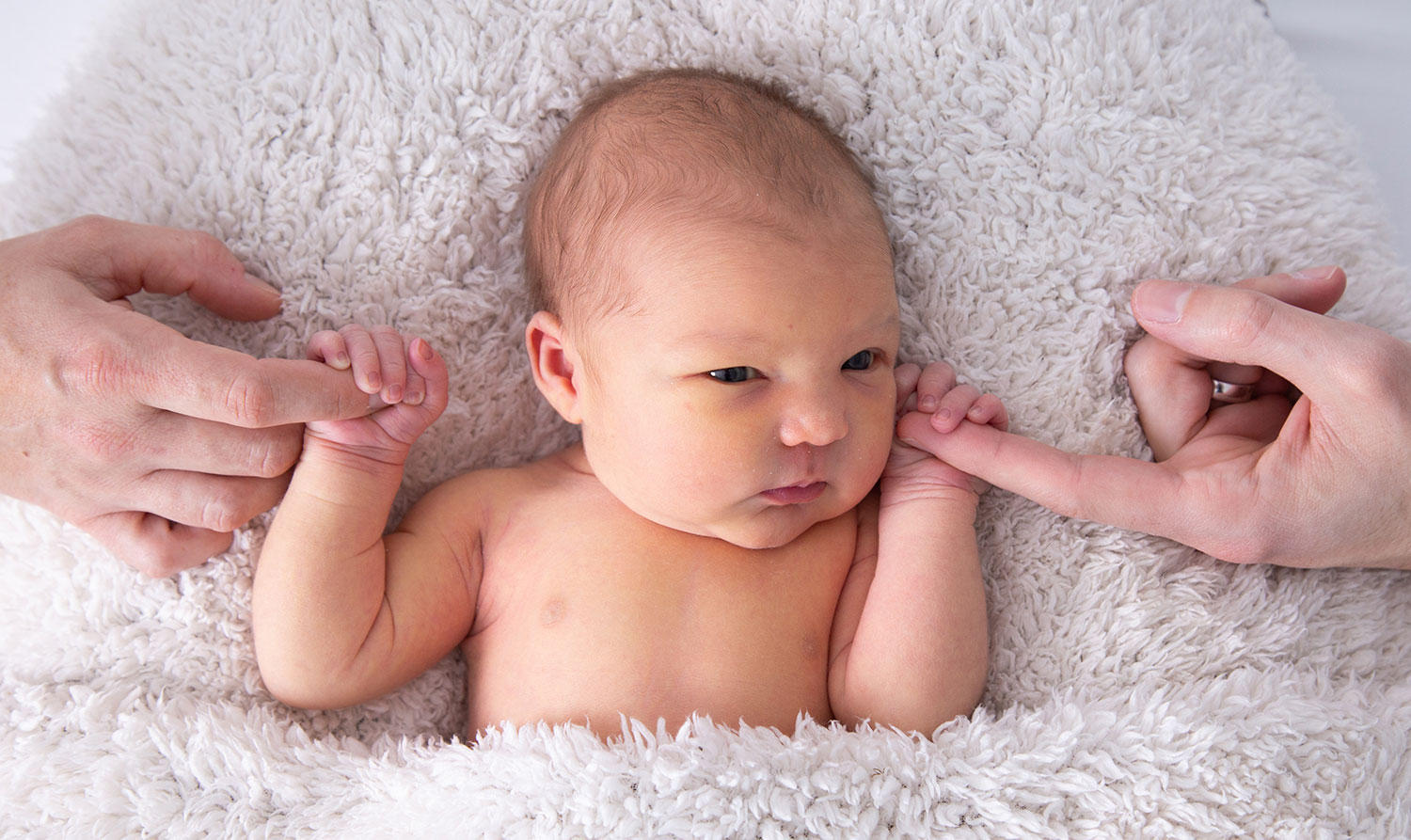 baby op witte deken fotografie