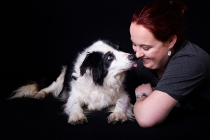 fotoshoot hond en baasje zwarte achtergrond