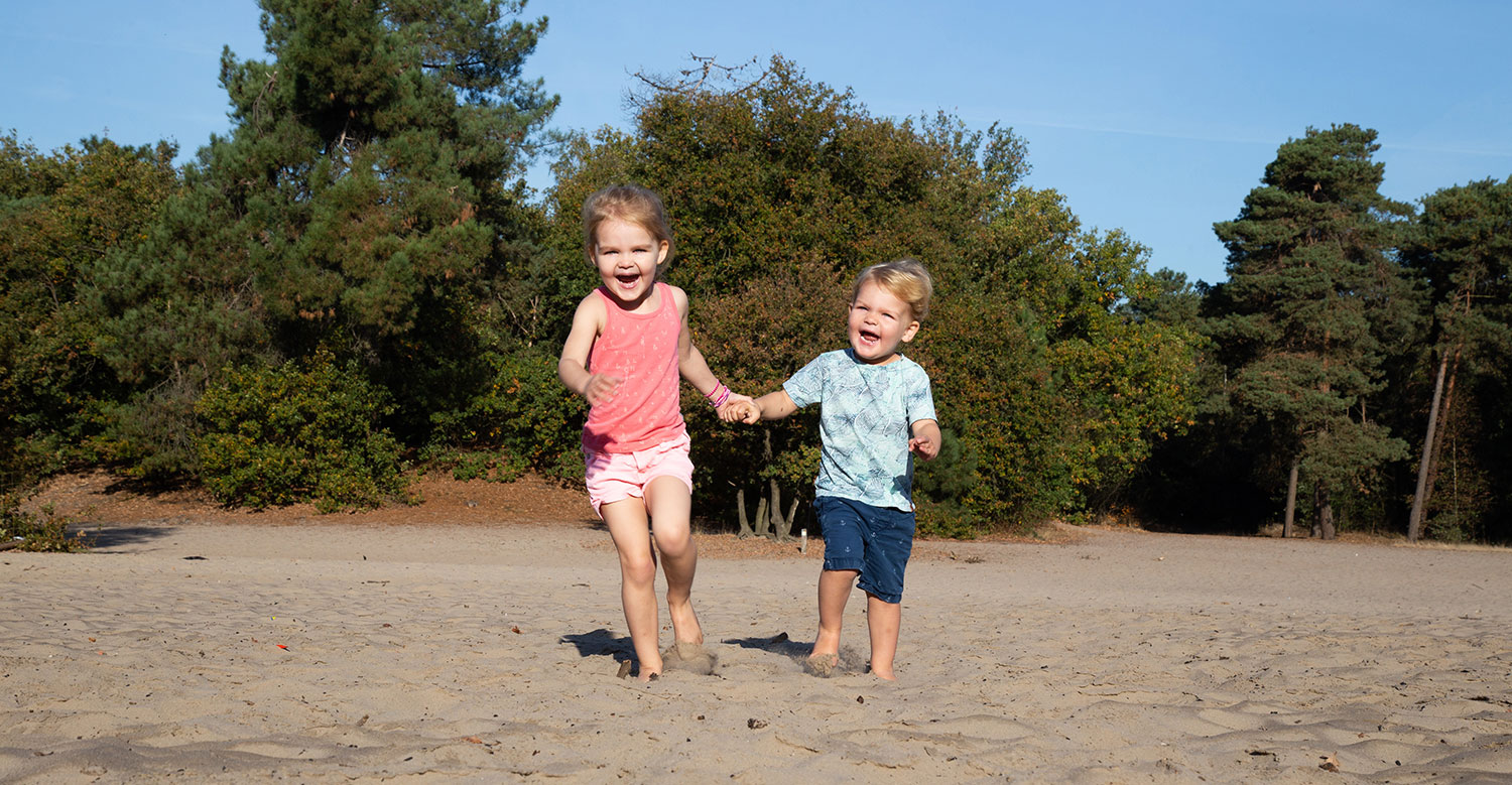 kinderen hand in hand foto