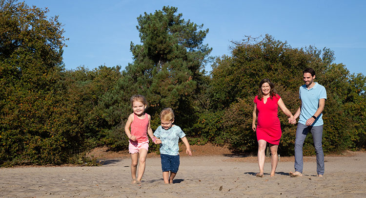 zwangerschapsshoot op zandvlakte