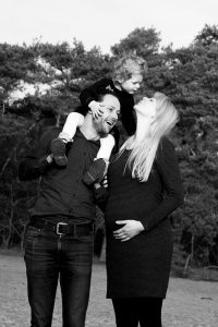 zwanger fotografie in buitenlucht zwartwit