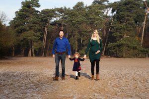 zwangerschapfotoshoot met kinderen buiten