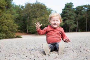 shoot jonge kinderen in de natuur