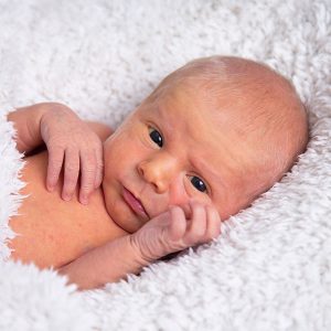 newborn baby wit deken