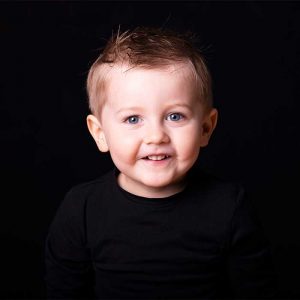 kindportret zwarte achtergrond fotograaf