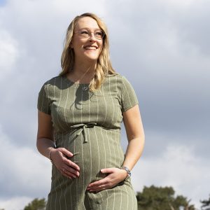 zwangerschap fotoshoot op locatie buiten